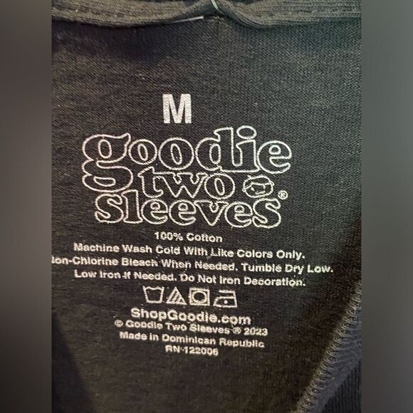 Goodie Two Sleeves Wild at Heart T-shirt NWT Medium M - Picture 3 of 4